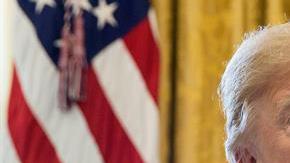 El presidente estadounidense, Donald Trump, muestra la firma de la ambiciosa reforma fiscal que incluye notables recortes de impuestos para empresas y trabajadores.