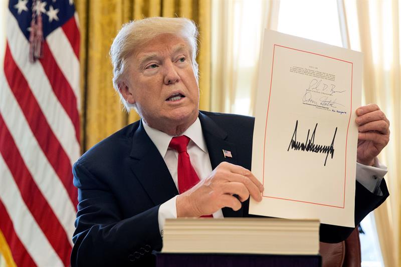CONSIGNADO: Trump firma ley de recorte de impuestos - El Diario NY