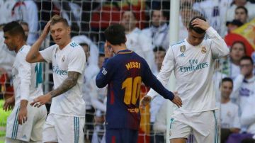 Leo Messi extiende la mano a CR7. EFE