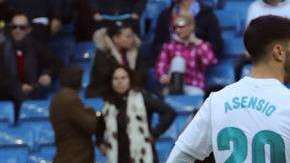 Los jugadores del Real Madrid, Marco Asensio, Raphael Varane y Luka Modric se lamentan tras el tercer gol del FC Barcelona en el Clásico. (Foto: EFE/Kiko Huesca)