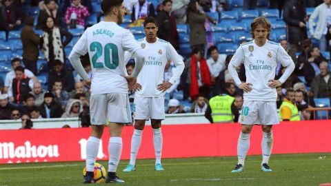 Los jugadores del Real Madrid, Marco Asensio, Raphael Varane y Luka Modric se lamentan tras el tercer gol del FC Barcelona en el Clásico. (Foto: EFE/Kiko Huesca)