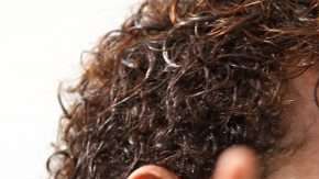 El jugador de París Saint-Germain, Neymar Jr. recibe al 2018 en brazos de su exnovia. (Foto: EFE/Ari Ferreira)