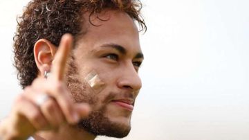 El jugador de París Saint-Germain, Neymar Jr. recibe al 2018 en brazos de su exnovia. (Foto: EFE/Ari Ferreira)