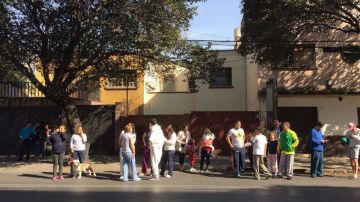Habitantes fuera de sus hogares después que sonaran alertas en Ciudad de México. EFE