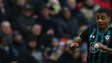 Harry Kane  (der.) anotó tres goles contra Southampton. EFE