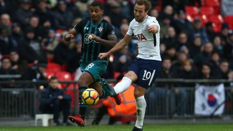 Harry Kane  (der.) anotó tres goles contra Southampton. EFE