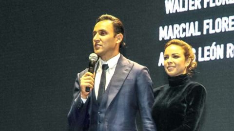 El portero tico del Real Madrid, Keylor Navas, acompañado de su esposa Andrea Salas, asiste a la presentación del filme basado en su vida en su natal Costa Rica. (Foto: EFE/Alexander Otálora)