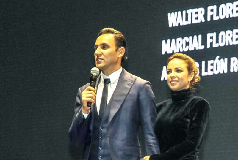 El portero tico del Real Madrid, Keylor Navas, acompañado de su esposa Andrea Salas, asiste a la presentación del filme basado en su vida en su natal Costa Rica. (Foto: EFE/Alexander Otálora)