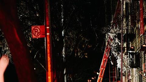 Miembros del Departamento de Bomberos de la Ciudad de Nueva York (FDNY) trabajan en el desalojo del edificio quemado.