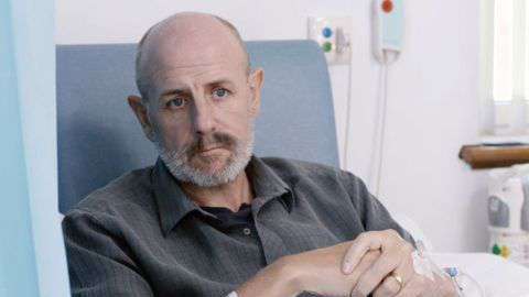David Shutts durante un tratamiento de quimioterapia.
