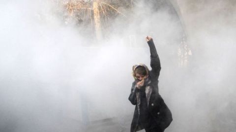 Decenas de estudiantes han salido a protestar contra la situación económica en Irán.