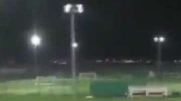 Un auto deportivo irrumpió en el campo de juego durante un partido en Abu Dhabi.