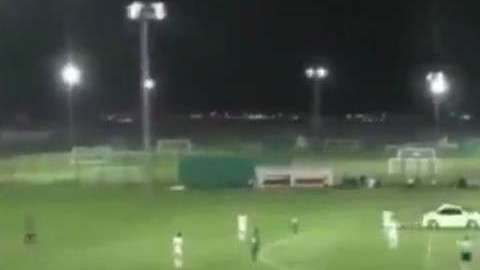 Un auto deportivo irrumpió en el campo de juego durante un partido en Abu Dhabi.