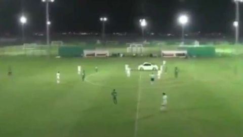 Un auto deportivo irrumpió en el campo de juego durante un partido en Abu Dhabi.