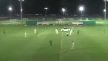 Un auto deportivo irrumpió en el campo de juego durante un partido en Abu Dhabi.