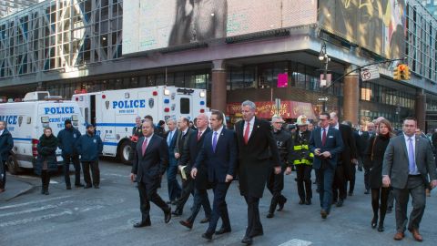 El gobernador Cuomo, el comisionado de Policía O'Neill y el alcalde De Blasio en el Port Authority.