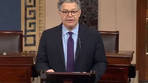 Franken hizo su anuncio en el Senado.