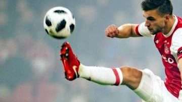 El mexicano Hirving Lozano no pudo ayudar al PSV en el clásico con el Ajax.