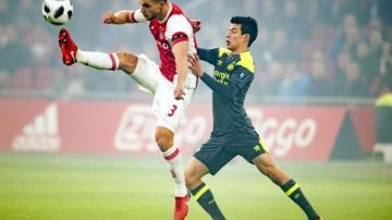 El mexicano Hirving Lozano no pudo ayudar al PSV en el clásico con el Ajax.