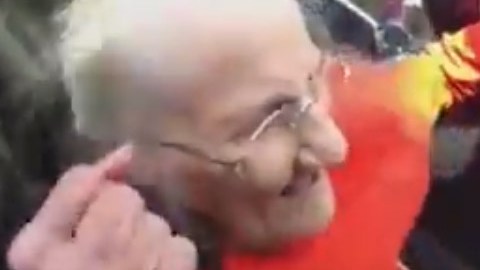 La anciana anda sostenida por un bastón.