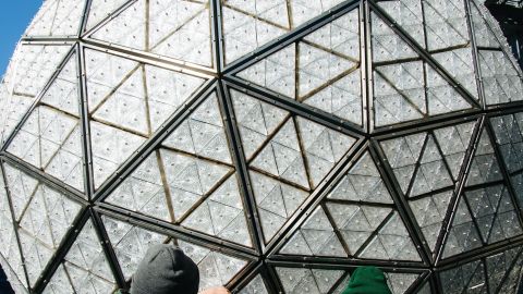 La bola está compuesta por 2,600 paneles de cristal y 32,000 luces LED.,