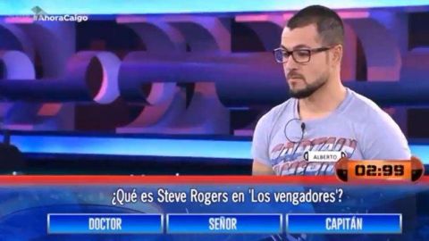 El chico llevaba puesta una camiseta del personaje que no respondió.