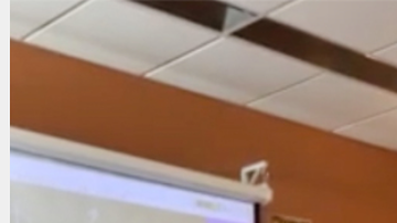 Los alumnos de secundaria Volcano Vista, en Albuquerque, Nuevo México le dan un regalo sorpresa a su profesor.