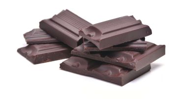 El chocolate negro está cargado de flavanoles, unos fitoquímicos que protegen contra la pérdida de la memoria.