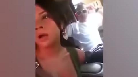 En el caso de esta chica, ésta niega que esté con dos hombres a la vez.