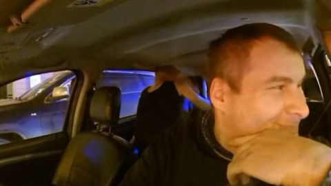La escena sexual ocurrió mientras la pareja viajaba por la capital rusa.