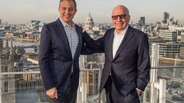 El presidente de Disney, Robert Ige (i), y el presidente de Fox, Rupert Murdoch (d). EFE