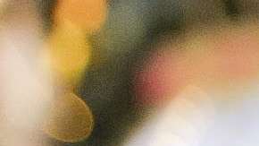 Salma Hayek se toma una foto con Mickey Mouse en Disneyland París