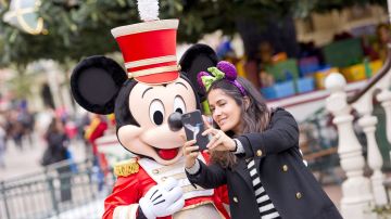 Salma Hayek se toma una foto con Mickey Mouse en Disneyland París