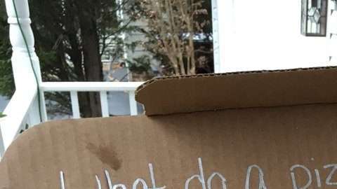 Una empleada siguió las órdenes del cliente y le costó su trabajo.