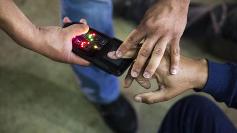Los agentes de ICE tienen una forma sencilla de comprobar la identidad de una persona.
