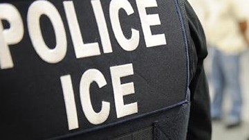 ICE mantiene sus operativos contra indocumentados.