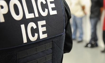ICE mantiene sus operativos contra indocumentados.