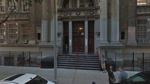 La secundaria Washington Irvington Campus ubica en 40 Irving Pl.