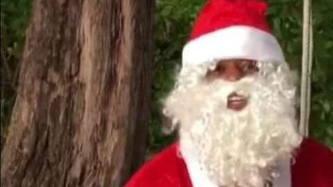 El jugador francés Patrice Evra disfrazado de Santa Claus.