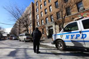 Mujer baleó a otra varias veces a plena luz en calle de Nueva York; pandillero murió de varios disparos dentro de un apartamento