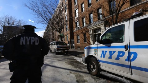 Bomberos y policias investigan el incendio de Avenida Prospect en el Bronx.