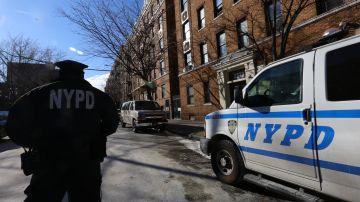 Bomberos y policias investigan el  incendio de Avenida Prospect en el Bronx.