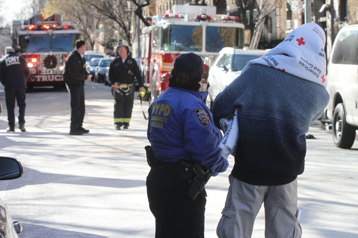 Bomberos y policias investigan el  incendio de Avenida Prospect en el Bronx.