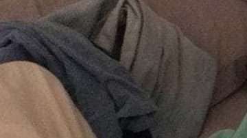 Meghan mostrando la camiseta que su novio había perdido. La imagen también revela algo más.