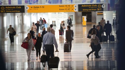 El inmigrante se escapó mientras esperaba un vuelo de conexión a Senegal