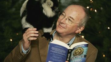 El escritor británico Philip Pullman junto a Dana, el lemur. (MJ Kim/Getty Images)