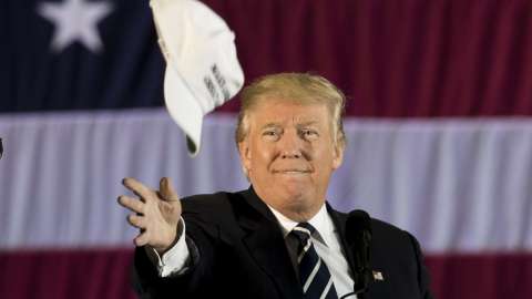 Trump niega acusaciones de acoso sexual y carga contra los medios y los demócratas