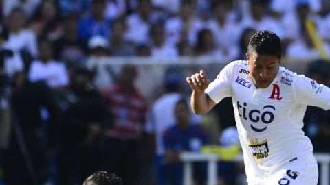 Alianza por fin pudo vender a Santa Tecla en la tercera final al hilo que disputan en el fútbol salvadoreño. (Foto: MARVIN RECINOS/AFP/Getty Images)