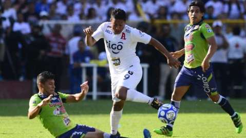 Alianza por fin pudo vender a Santa Tecla en la tercera final al hilo que disputan en el fútbol salvadoreño. (Foto: MARVIN RECINOS/AFP/Getty Images)