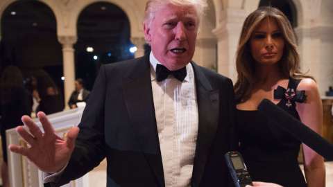 Trump dice en una cena en Mar-A-Lago que su ley de impuestos los "hizo más ricos a todos"